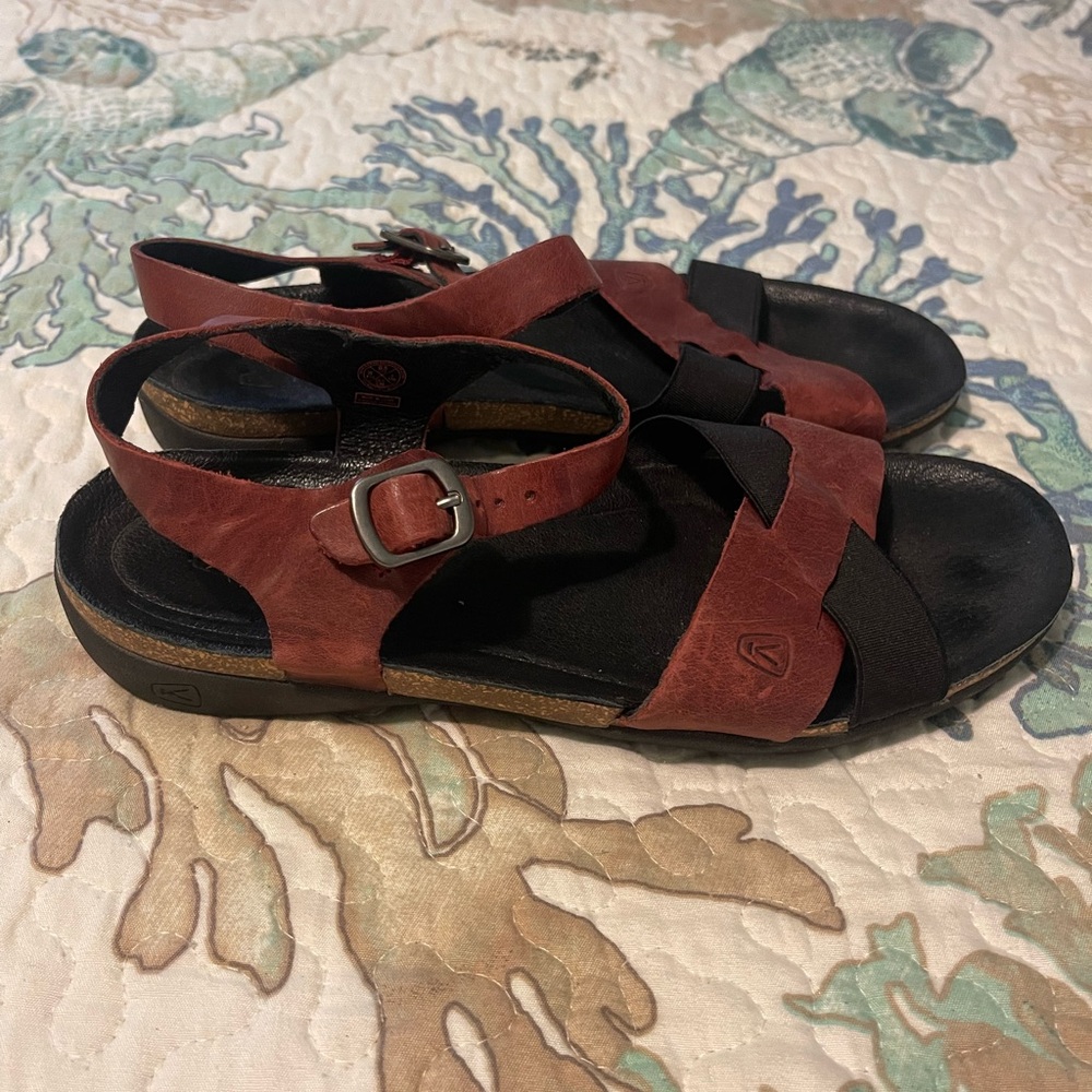 Keen - Vintage Rustic red / black
ankle strap / open toed - Picture 2 of 6
